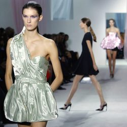 Vestido verde empolvado brillante de Dior en la Semana de la Moda de París primavera/verano 2013