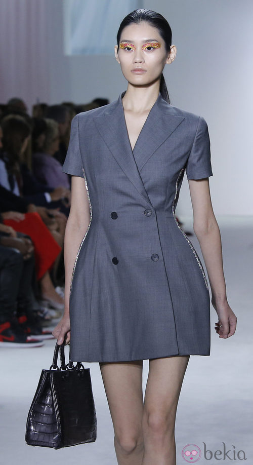 Chaqueta gris silueta bar de Dior en la Semana de la Moda de parís pirmavera/verano 2013