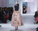 Vestido largo silueta bar con falda con un gran estampado de flores de Dior en la Semana de la Moda de París pirmavera/verano 2013