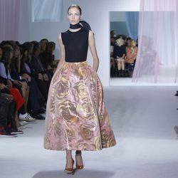 Vestido largo silueta bar con falda con un gran estampado de flores de Dior en la Semana de la Moda de París pirmavera/verano 2013