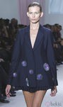 Chaqueta azul marino sulueta bar con detalles de flores de Dior en la Semana de la Moda de París primavera/verano 2013