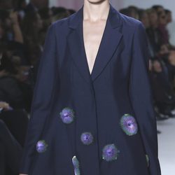Chaqueta azul marino sulueta bar con detalles de flores de Dior en la Semana de la Moda de París primavera/verano 2013
