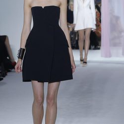 Minivestido negro silueta bar con escote palabra de honor de Dior en la Semna de la Moda de París primavera/verano 2013