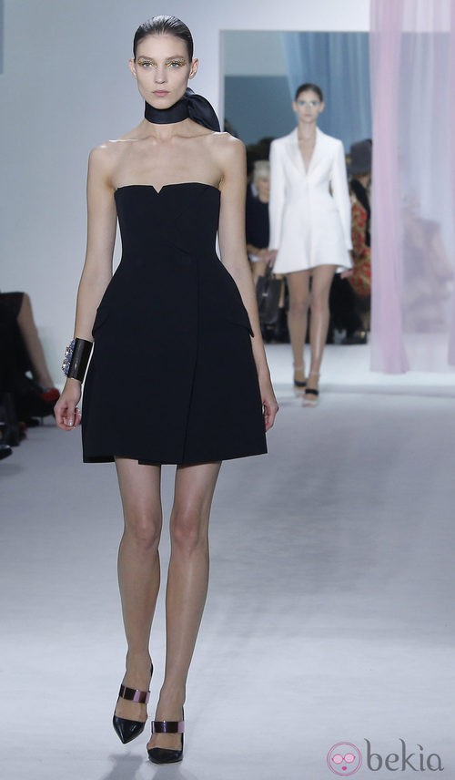 Minivestido negro silueta bar con escote palabra de honor de Dior en la Semna de la Moda de París primavera/verano 2013