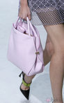 Bolso rosa pastel de Dior en la Semana de la Moda de parís pirmavera/verano 2013