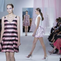 Vestido de rayas de tirantes de Dior en la Semana de la Moda de París primavera/verano 2013