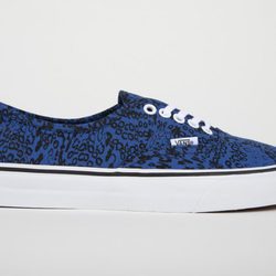Zapatilla azul con estampado de la colección Vans x Kenzo parte III