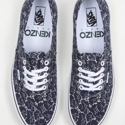 Zapatillas azules con estampado de flores de la colección Vans x Kenzo parte II