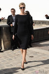 La modelo Eva Herzigova con un sofisticado look en la Semana de la Moda de París