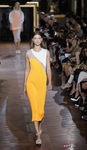 Vestido entallado con manchas geométricas de color de Stella McCartney en la Semana de la Moda de París primavera/verano 2013