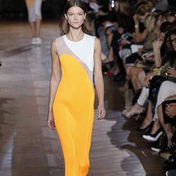 Vestido entallado con manchas geométricas de color de Stella McCartney en la Semana de la Moda de París primavera/verano 2013