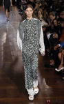 Conjunto con mezcla de estampados en blanco y negro de Stela McCartney en la Semana de la Moda de París primavera/verano 2013