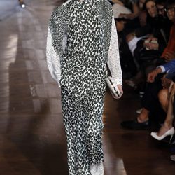 Conjunto con mezcla de estampados en blanco y negro de Stela McCartney en la Semana de la Moda de París primavera/verano 2013