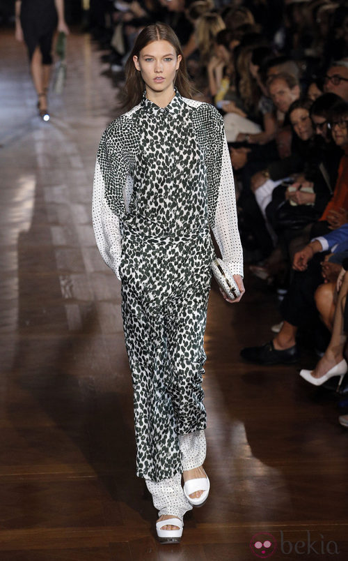 Conjunto con mezcla de estampados en blanco y negro de Stela McCartney en la Semana de la Moda de París primavera/verano 2013