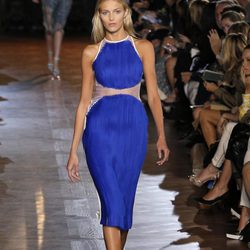 Vestido azul klein con transparencia a la altura de la cintura de Stella McCartney pirmavera/verano 2013