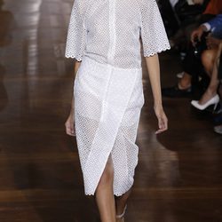 Conjunto blanco con troquelado de Stella McCartney en la Semana de la Moda de parís primavera/verano 2013