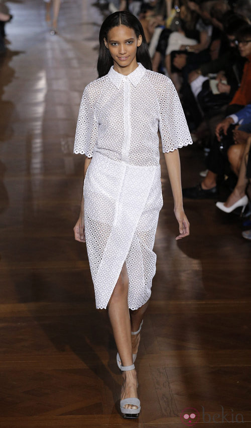 Conjunto blanco con troquelado de Stella McCartney en la Semana de la Moda de parís primavera/verano 2013