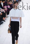 Capa blanca sobre top transparente de Chloé en la Semana de la Moda de París pirmavera/verano 2013