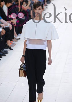 Capa blanca sobre top transparente de Chloé en la Semana de la Moda de París pirmavera/verano 2013
