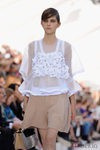 Top con aplicaciones de flores y bermudas de Chloé en la Semana de la Moda de París primavera/verano 2013