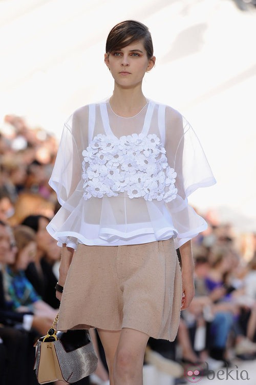 Top con aplicaciones de flores y bermudas de Chloé en la Semana de la Moda de París primavera/verano 2013