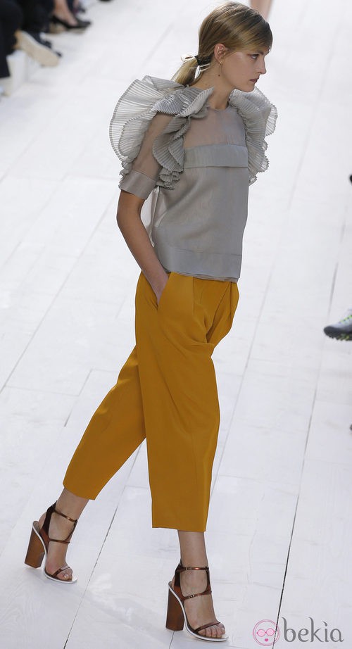 Top gris con volantes y pantalones en color mostaza de Chloé primavera/verano 2013