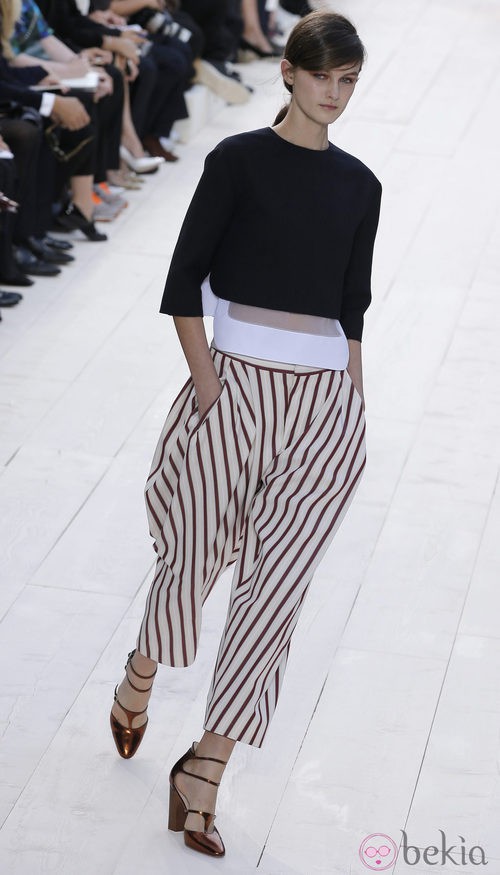 Top negro y pantalones a rayas de Chloé primavera/verano 2013