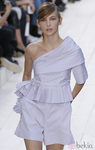 Conjunto en color violeta con escote asimétrico de Chloé primavera/verano 2013