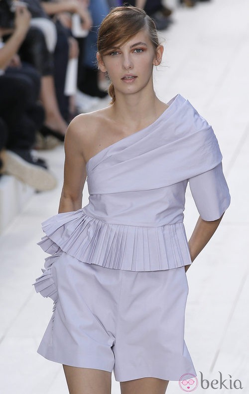 Conjunto en color violeta con escote asimétrico de Chloé primavera/verano 2013