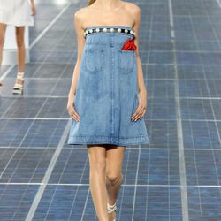 Cara Delevingne con un vestido palabra de honor vaquero de Chanel primavera/verano 2013
