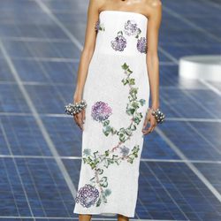 Vestido con bordados de flores de Chanel en la Semana de la Moda de París primavera/verano 2013