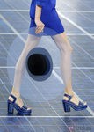 Pamela transparente y sandalias en azul klein de Chanel en la Semana de la Moda de París primavera/verano 2013