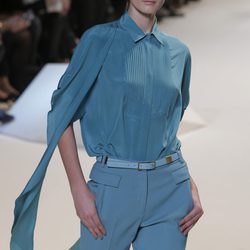 Conjunto de camisa y pantalón azul de Elie Saab en la Semana de la Moda de París primavera/verano 2013