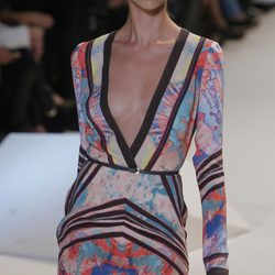 Minivestido con escote en 'V' y estampado multicolor de Elie Saab en la Semana de la Moda de París primavera/verano 2013