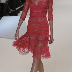 Vestido rojo camisero de encaje de Elie Saab en la Semana de la Moda de París primavera/verano 2013