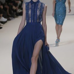 Vestido largo camisero de encaje de Elie Saab en la Semana de la Moda de París primavera/verano 2013