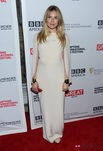 Sienna Miller con un vestido blanco de Alessandra Rich