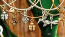 Pulseras de charms de animales de la colección de Alex and Ani otoño/invierno 2012/2013