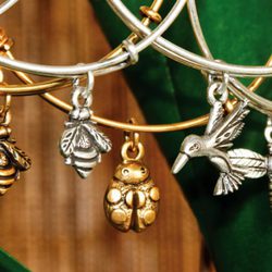 Pulseras de charms de animales de la colección de Alex and Ani otoño/invierno 2012/2013