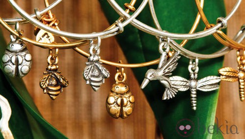 Pulseras de charms de animales de la colección de Alex and Ani otoño/invierno 2012/2013