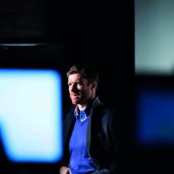 Xabi Alonso con jersey azul klein en el making of de la colección 'Black' de Emidio Tucci