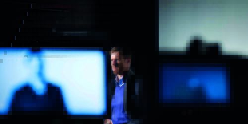 Xabi Alonso con jersey azul klein en el making of de la colección 'Black' de Emidio Tucci