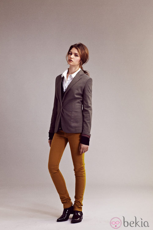 Pantalones color mostaza y chaqueta de cuadrso de I.Code otoño/invierno 2012/2013