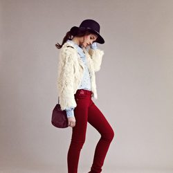 Pantalones pitillo burdeos y camisa azul cielo de I.Code otoño/invierno 2012/2013