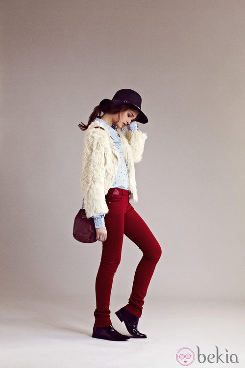 Pantalones pitillo burdeos y camisa azul cielo de I.Code otoño/invierno 2012/2013