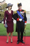 Mary de Dinamarca con un vestido en color burdeos con silueta peplum en la boda de Guillermo y Stéphanie de Luxemburgo