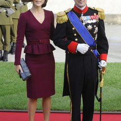 Mary de Dinamarca con un vestido en color burdeos con silueta peplum en la boda de Guillermo y Stéphanie de Luxemburgo