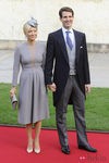 Marie Chantal de Grecia con vestdo gris de corte lady en la boda de Guillermo y Stéphanie de Luxemburgo
