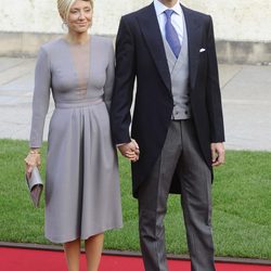 Marie Chantal de Grecia con vestdo gris de corte lady en la boda de Guillermo y Stéphanie de Luxemburgo