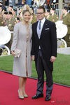 Victoria de Suecia con abrigo girs con detalles plisados en la boda de Guillermo y Stéphanie de Luxemburgo